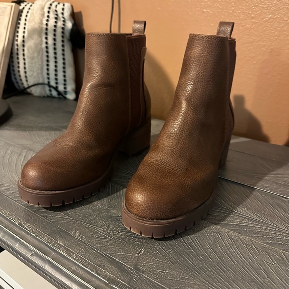 Boots - Picture 2 of 4